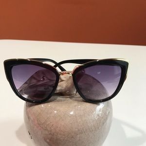 🌱🌱🌱Women’s Gold Corners Trim Tinted Sunglasses